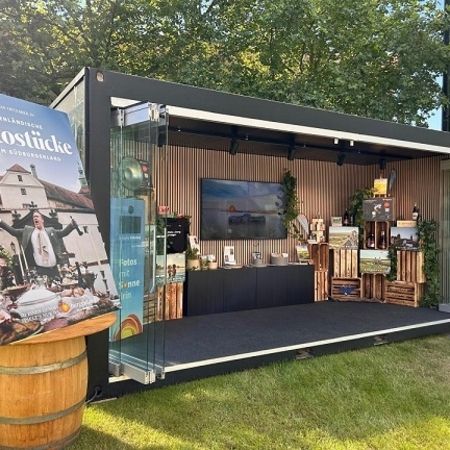 Container mit Glas für den Burgenlandtourismus