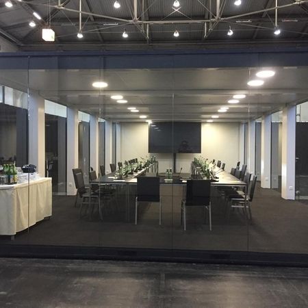Glascontainer für die Post-Hauptversammlung