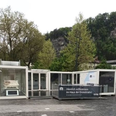 Promotioncontainer mit Glasfassaden für Parlament on Tour in Feldkirch