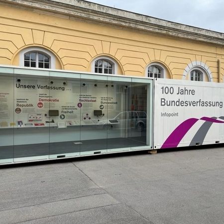 Promotioncontainer mit Glas für den Verfassungsgerichtshof