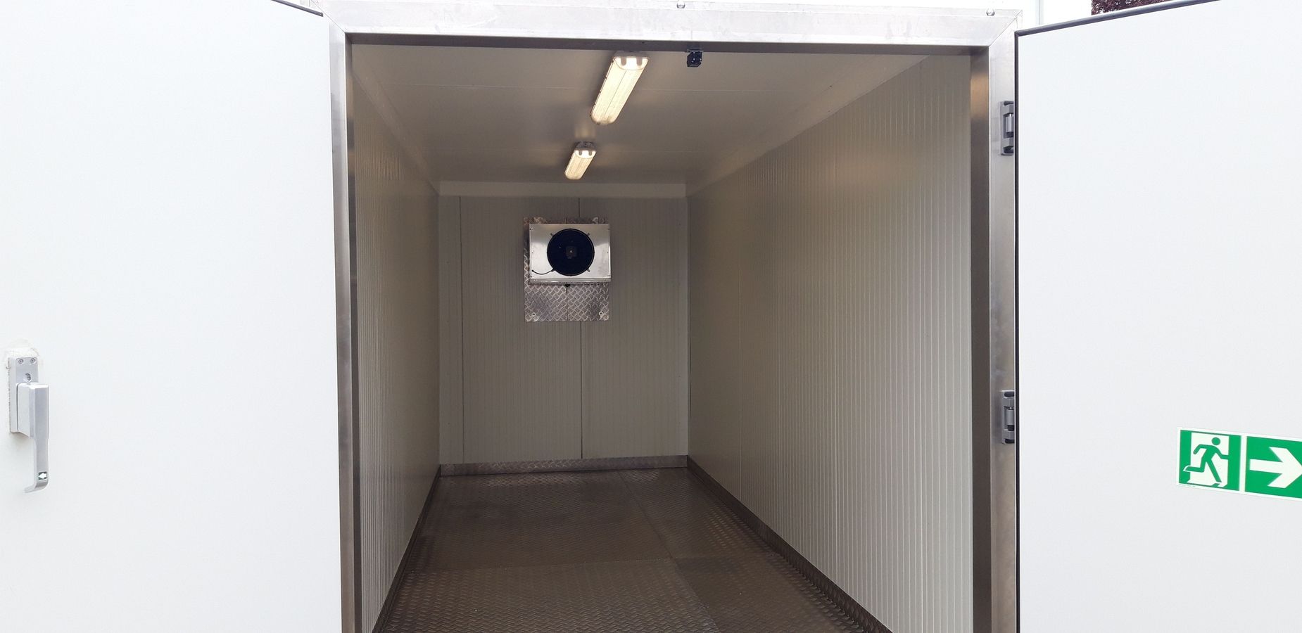 Grauer Kühlcontainer mit geöffneten Türen