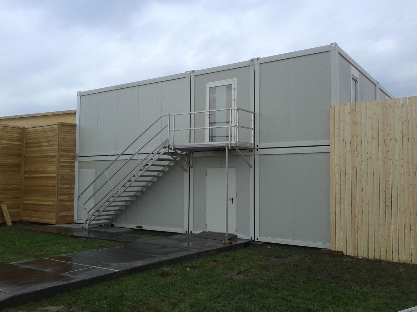 Ein grauer Container mit Treppe in den zweiten Stock