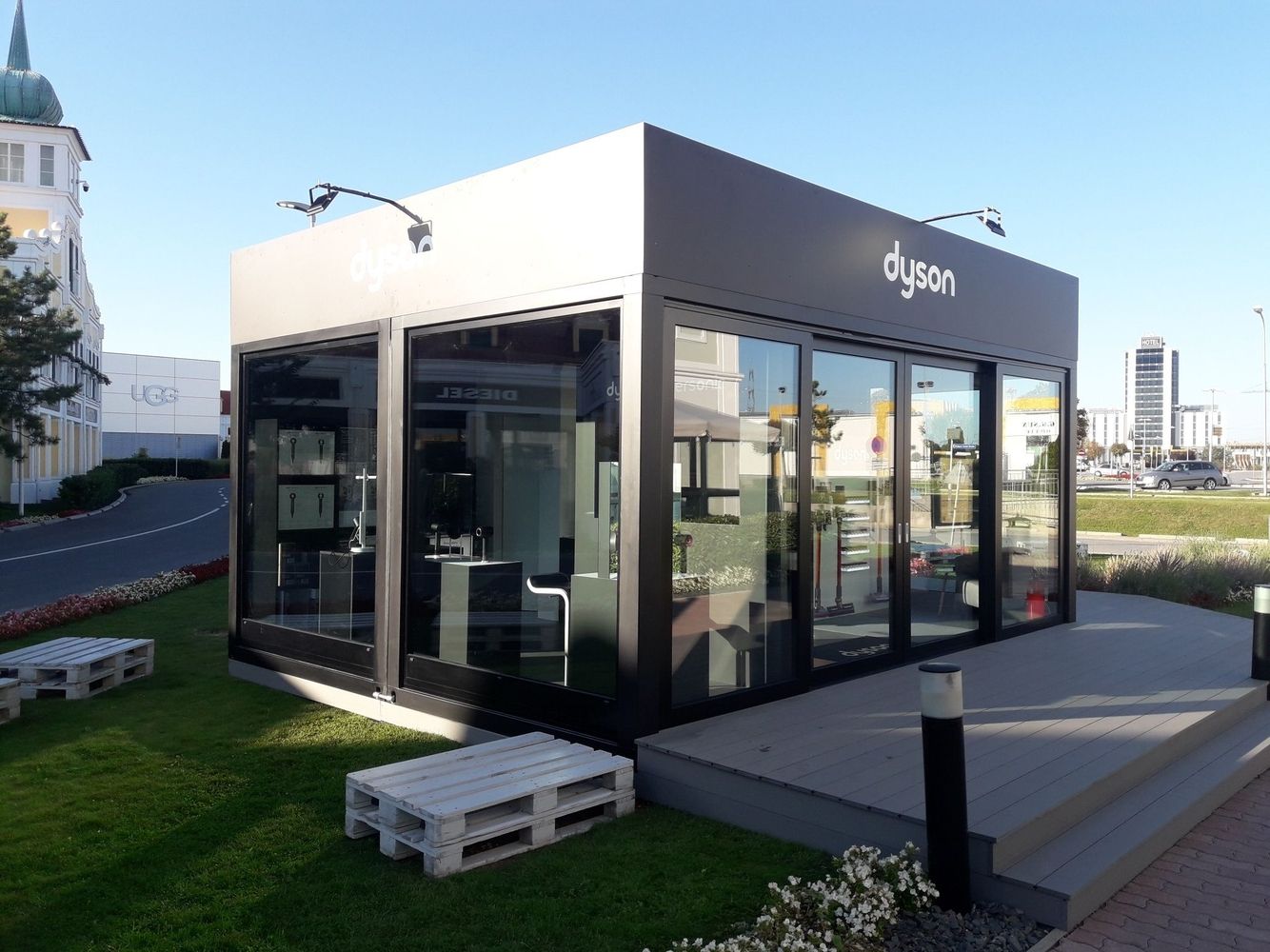 Ein Glascontainer in schwarz für die Firma Dyson