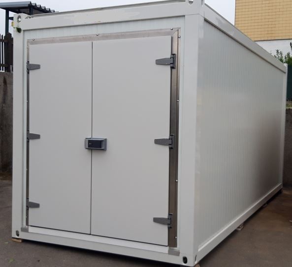Grauer Kühlcontainer mit geschlossenen Türen von Außen