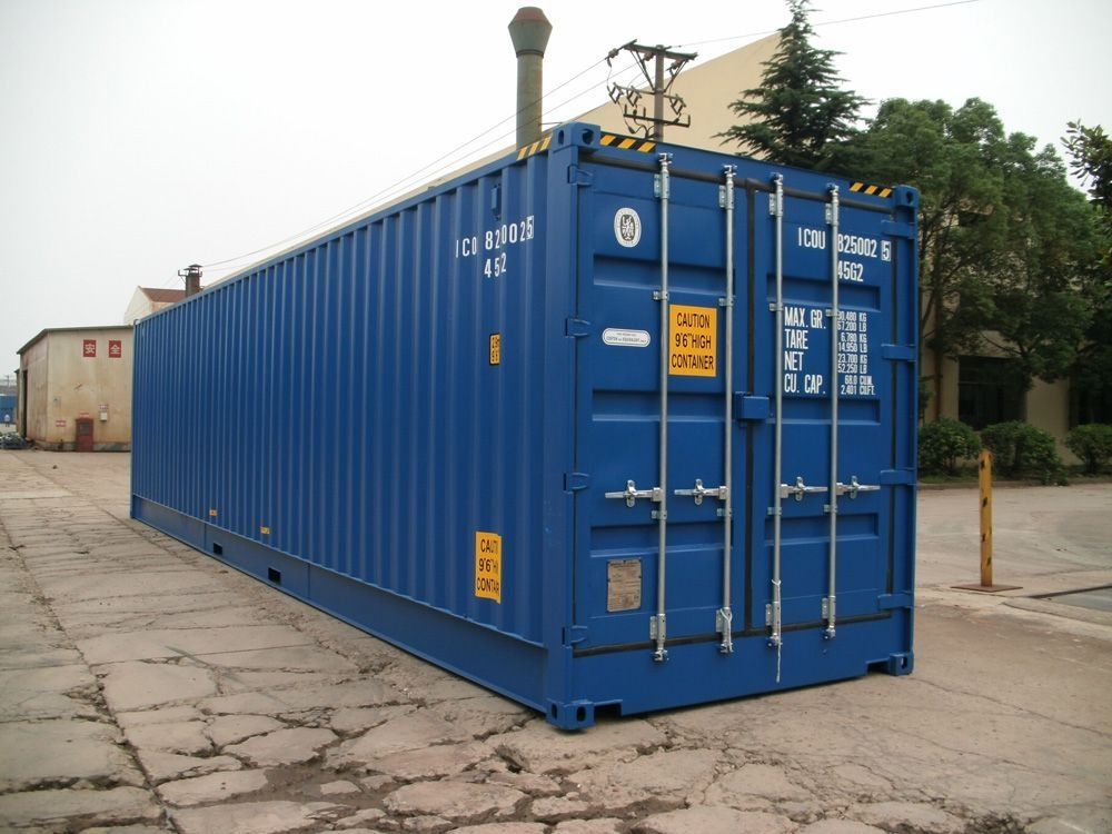Ein blauer Lagercontainer auf grauem Asphalt