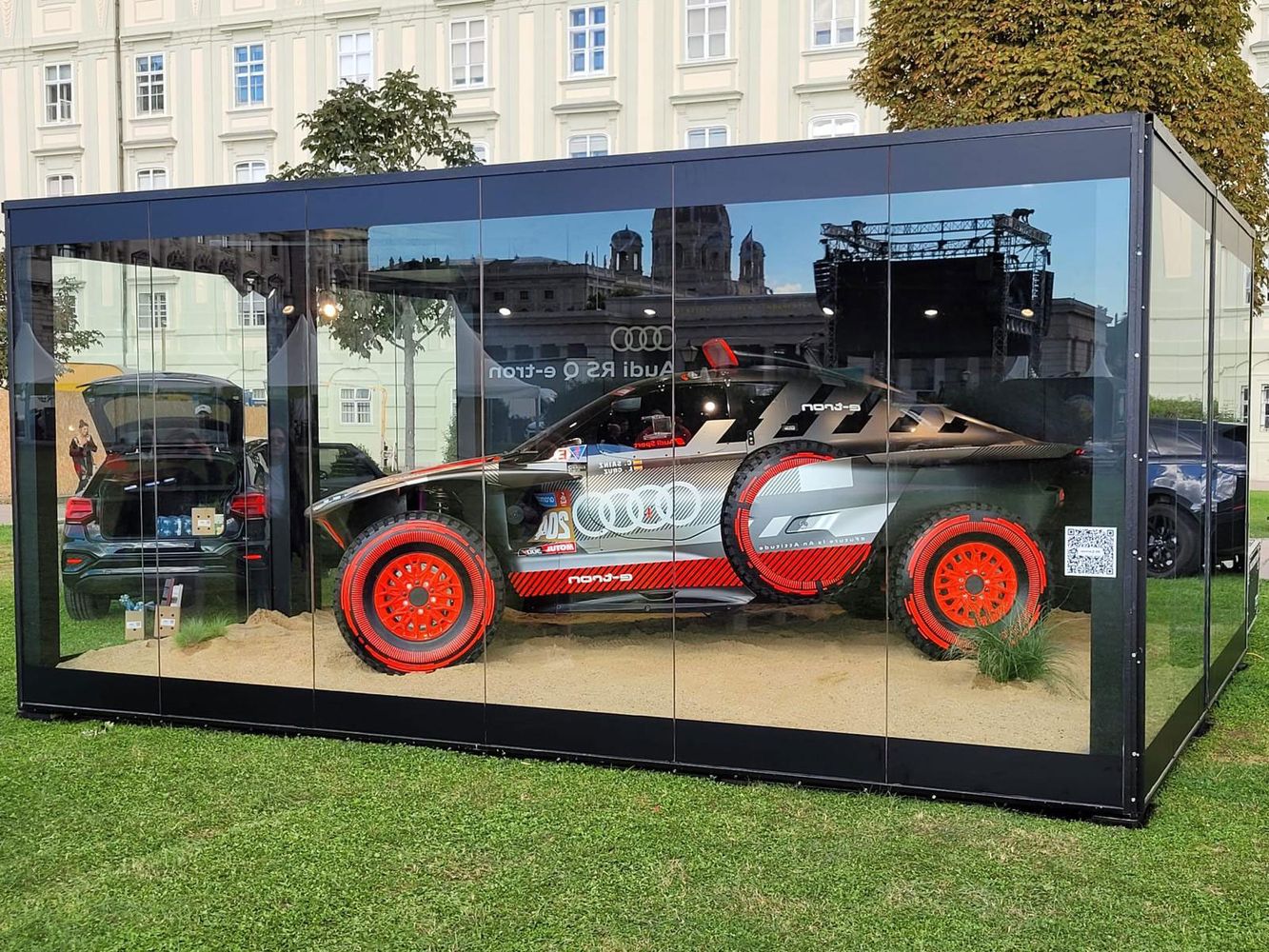 Ein Promotioncontainer mit Glasfassade für Audi