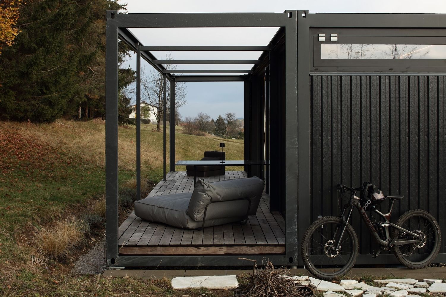 Die Außenansicht eines schwarzen Wohncontainers